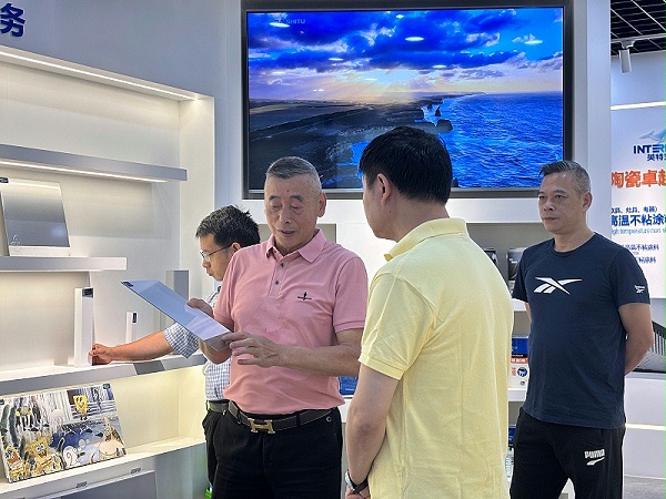 双方进行技术交流 双方进行技术交流
