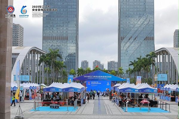 活动合影 百适涂团队与参观者合影